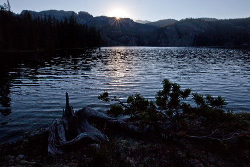 morning lake sunrise montana hike backpack wyoming absarokeebeartoothwilderness