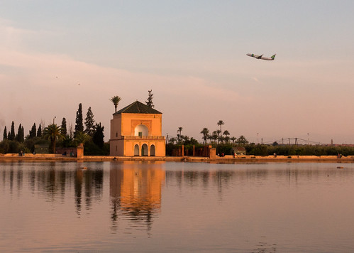 sunset reflection gardens architecture atardecer flying arquitectura calm marrakech estanque marruecos plain avión aereo menara marroc reflejos airplain jardinesdelamenara