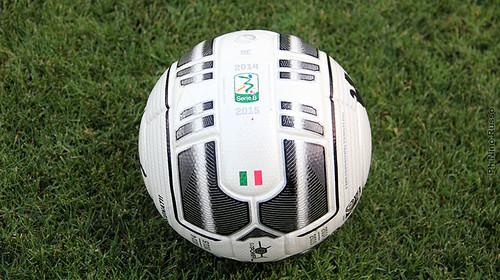 Il pallone ufficiale della Serie B 2014/2015.