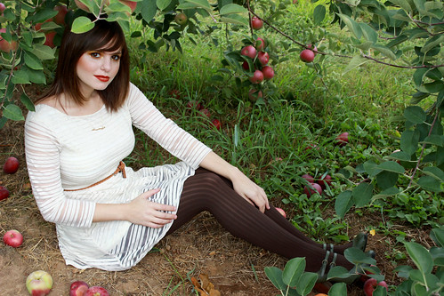 under the apple tree, autumn makeup, autumn photoshoot, autumn outfit, apple orchard, autumn fashion
