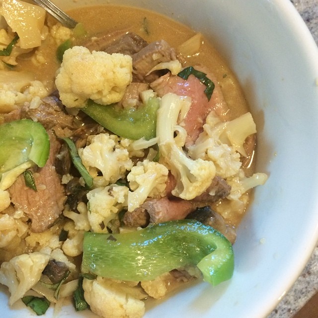 Day 26, #whole30 - dinner (green curry with cauliflower, portabella mushrooms, green bell pepper, & leftover steak strips)