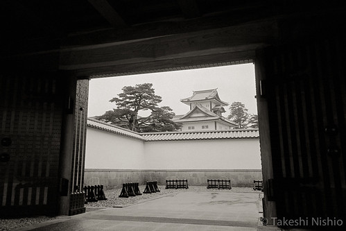 Seeing Hishi-yagura from Kahokumon gate