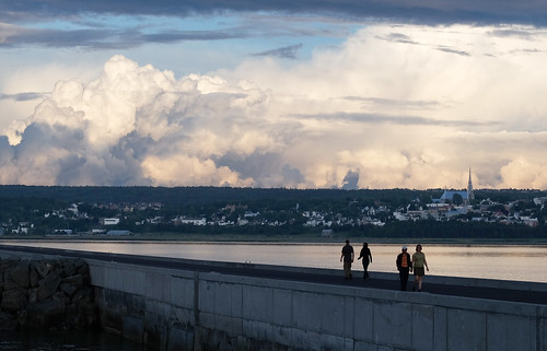 city sunset people water clouds walking fuji walk tide north québec whale beluga stlawrenceriver rivièreduloup xe2