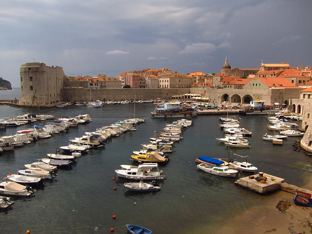 Le port de Dubrovnik, entouré par les fortifications de la ville