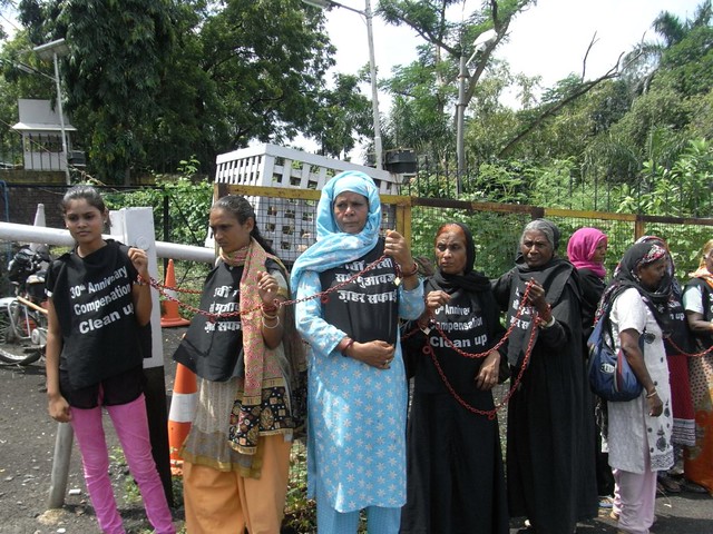Bhopal gas victims chain themselves to CM's house to demand compensation & clean up
