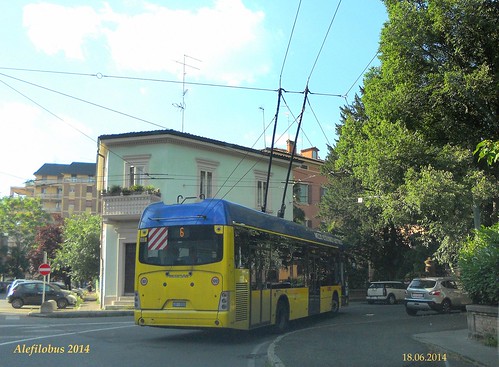 filobus Neoplan n°03 mentre svolta in via Giannone - linea 6