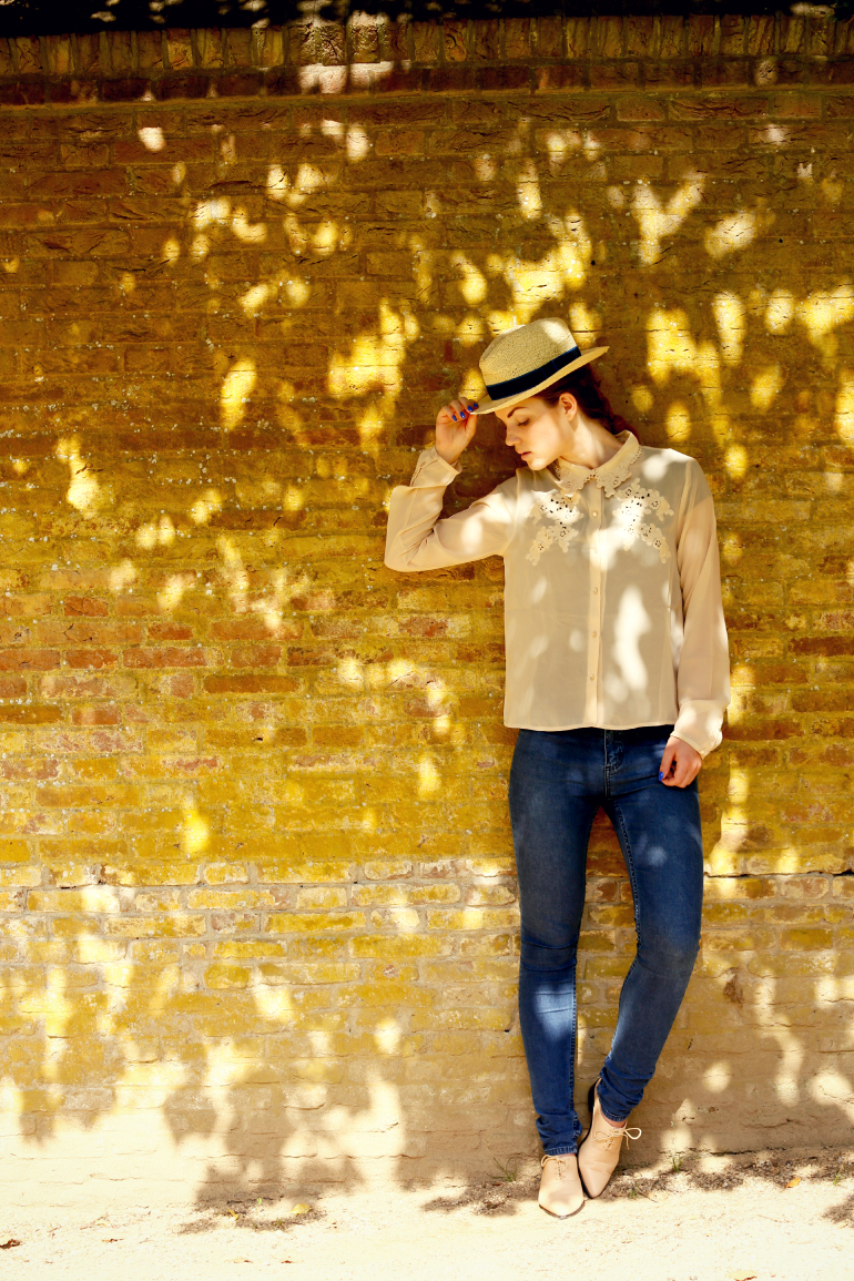 fashion is a party, fashion blogger, outfit, photography shadow, photography playing with shadows, the rasmus in the shadows, straw hat, rieten hoedje, h&m conscious exclusive schoenen, h&m conscious exclusive slip on's, ichi, cheap monday, forever 21, skinny jeans, lace blouse