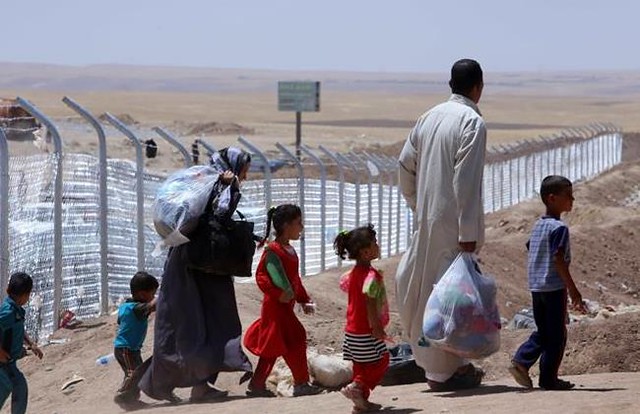 Iraquís huyendo de Qaraqosh