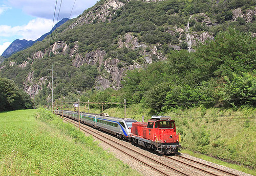 claro train switzerland diesel pass rail railway sbb locomotive bahn treno fs trenitalia gotthard etr470 18441 bm44 bm840