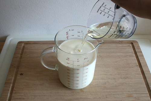 24 - Milch, Sahne & Weißwein vermischen / Mix milk, cream & white wine