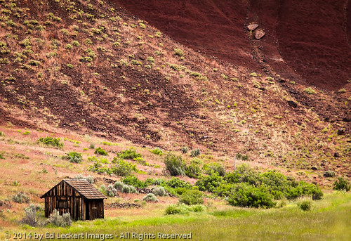 old color abandoned nature beauty horizontal oregon outdoors photography spring day unitedstates shed nopeople pacificnorthwest northamerica nationalmonument scenics condition johndayfossilbedsnationalmonument beautyinnature badcondition canoneos5dmarkii