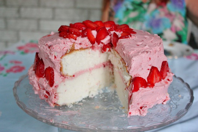 summer-strawberry-cake