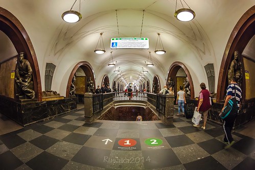 Ploshchad Revolyutsii - The Moscow Metro