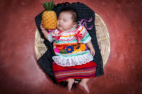 baby girl mexico nikon basket flash niña pineapple newborn oaxaca bebe canasta speedlight cuenca piña huipil tradiciones tuxtepec reciennacido guelaguetza papaloapan strobist flordepiña d5100
