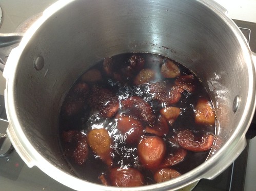 Boiling the figs in grape juice