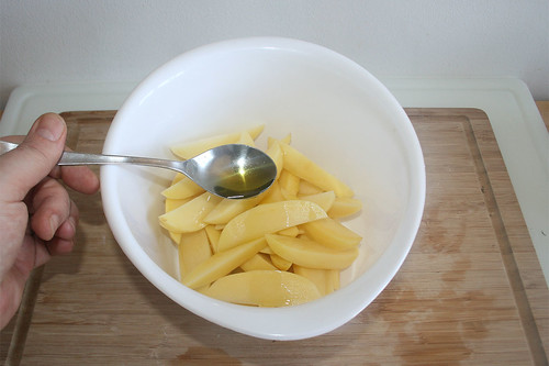 52 - Mit Olivenöl in Schüssel geben / Put in bowl with some olive oil