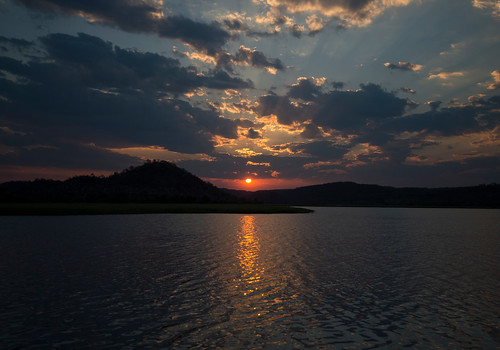 jeremysmithphotographycouk jeremysmithphotographycom lakekariba msuna msunafishingresort river sunbeam sunset zambeziriver zimbabwe jeremysmith007 jnsmithphotos jeremysmithphotography