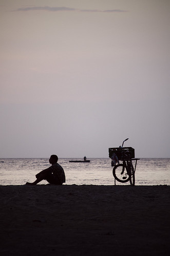 sunset contraluz atardecer persona mar nikon colombia sigma bicicleta playa nostalgia sentado santamarta ocaso magdalena tranquilidad oceanoatlantico ltytr1 18200mmf3563dcos d7000 victormendivil