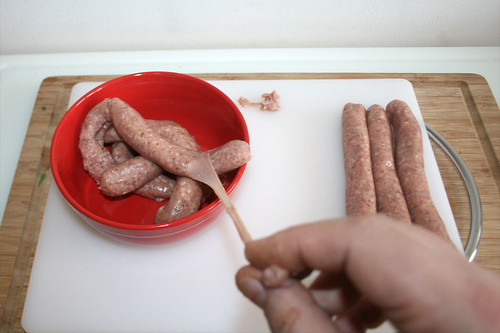 16 - Bratwürste häuten / Skin sausages