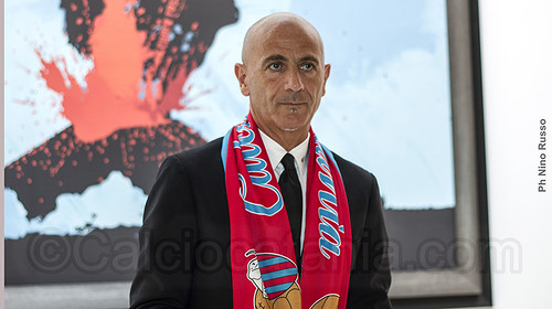 Mister Sannino per la rituale foto con la sciarpa rossazzurra...