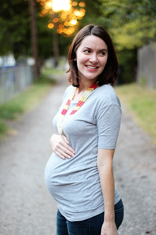 maternity-jeans-gray-shirt-bead-necklace-4