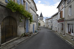 Grange dans la rue principale - Photo of Saint-Laurent-de-Belzagot