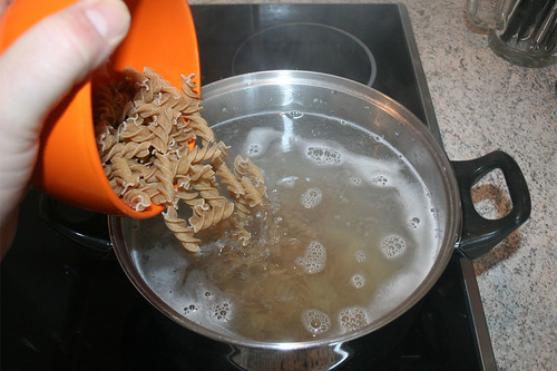 22 - Nudeln kochen / Cook noodles