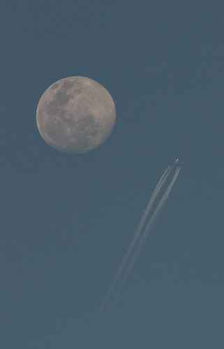 sky moon airplane view awesome bolivia luna encounter b747 sorprendente nikond90 nikon70200mmf28vrii tc20eiii