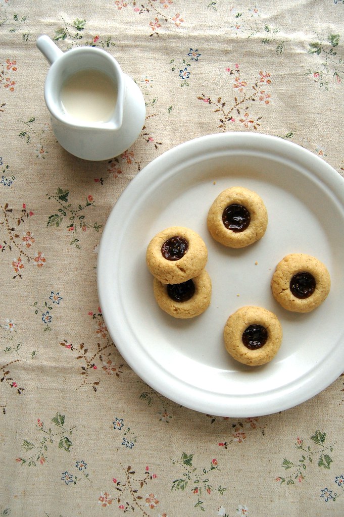 Buckwheat thumbprints with fig preserves / Biscoitinhos de trigo sarraceno com geleia de figo