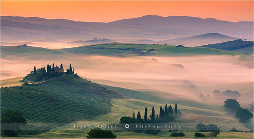floydian italy toscana tuscany podere belvedere sunrise fog valley pienza san quirico mist house villa building warm glow first light cypress trees tree val dorcia dawn landscape morning glory canon canoneos1dsmarkiii countryside henkmeijer wow