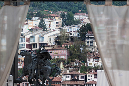 old city houses monument canon living town view curtain neglected charm bulgaria worn layers easterneurope yantra slopes uneven velikotarnovo dignified assens великотърново