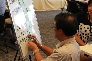 議事長將大家的意見統整寫於白板上；攝影：郭叡。