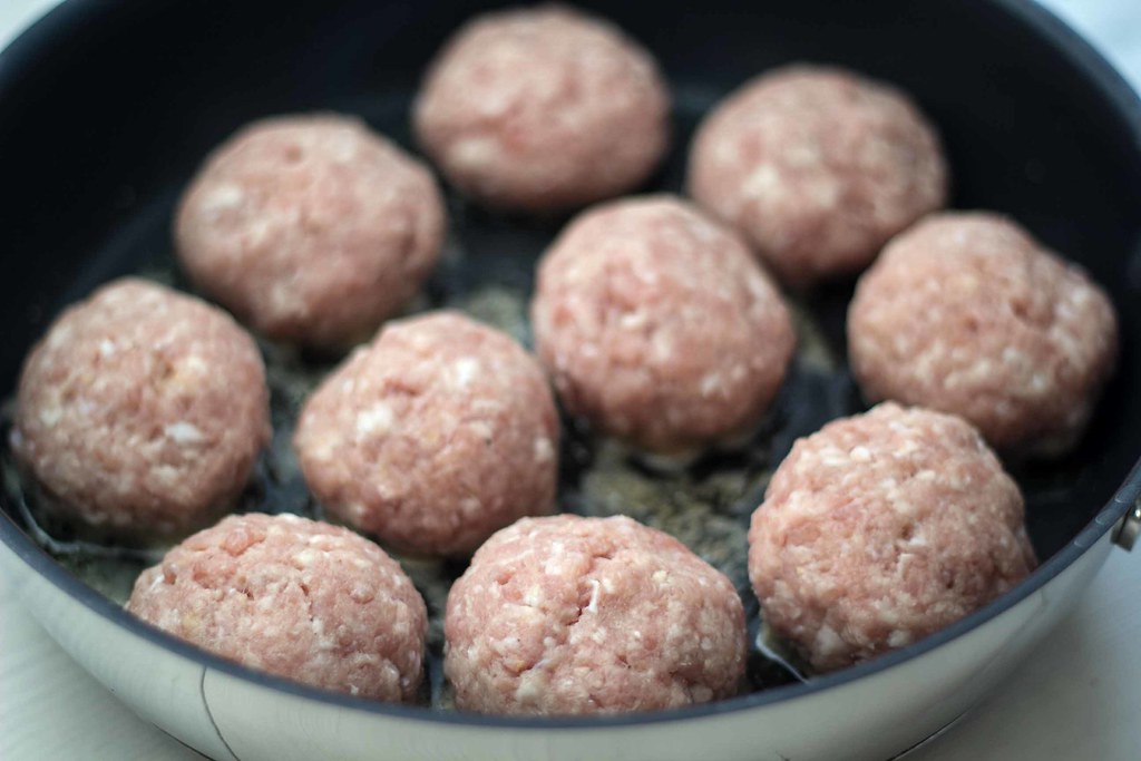  Homemade Meatballs with Mozzarella  (2)
