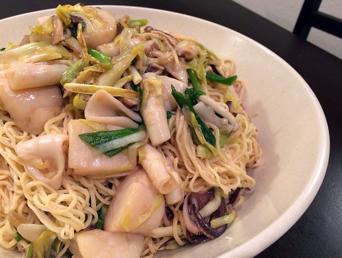 Seafood and garlic chive lo mein
