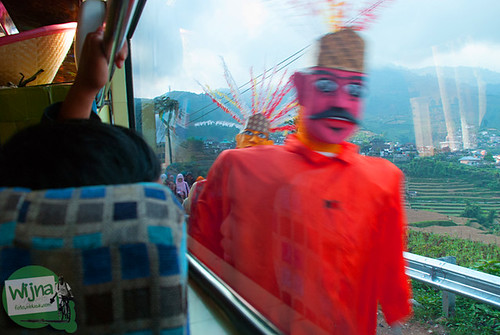 Semarak ondel-ondel di pawai 17 agustus di sepanjang perjalanan menuju Dieng, Jawa Tengah
