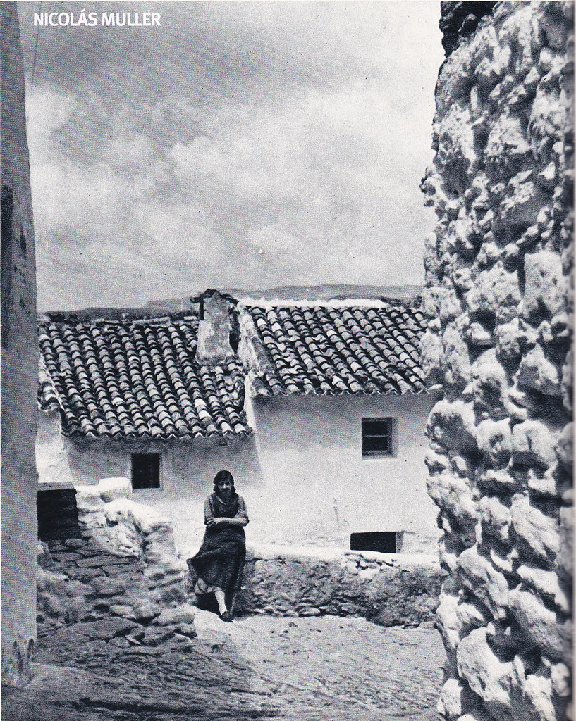 Fotografía de Nicolás Muller incluida en el libro “Andalucía” (Editorial Clave, 1968), con textos de Fernando Quiñones. Muestra un detalle de la bajada empedrada del Torreón. Muller se centra en el sosiego de la mirada de nuestra vecina antes que en la historia del Torreón.