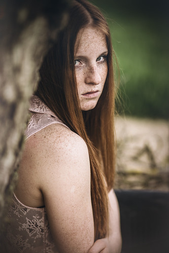 portrait woman green rot girl canon bayern deutschland view outdoor shy redhead freckles grün emotional frau dslr regensburg blick haare 6d schüchtern sommersprossen