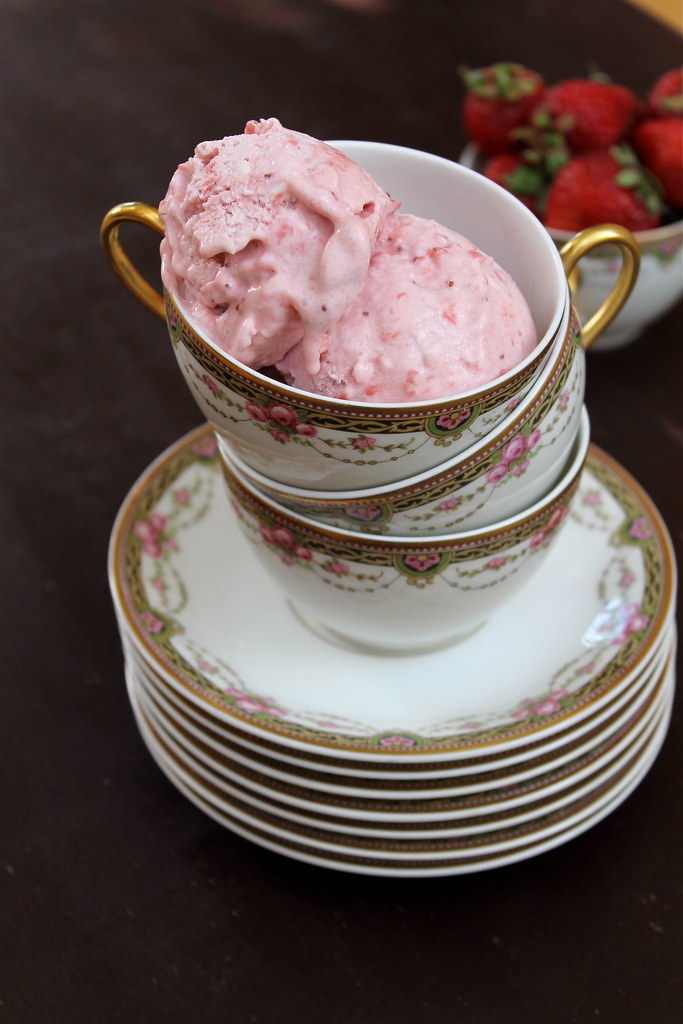 vegan, gf Strawberry Ice Cream | http://www.katesshortandsweets.com