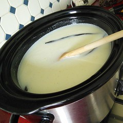 Bretonische Milchkonfitüre:Nach 2,5 h HIGHmit Deckel waren 84,3 °C erreicht, jetzt ohne Deckel Flüssigkeit verdampfen lassen #Dulcedeleche #homemade #crockpot