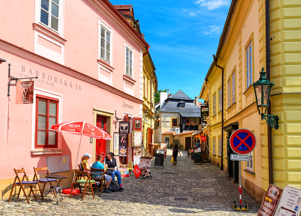 Une rue colorée de Kutna Hora près de Prague - Photo de Nick Moulds
