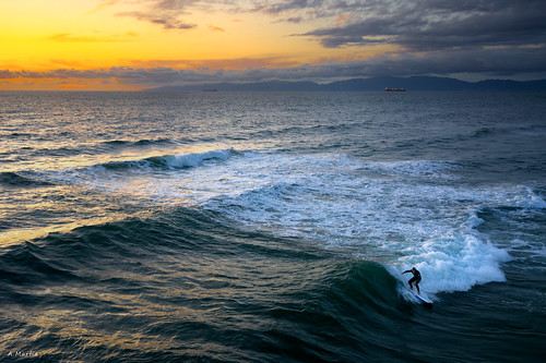 california hermosabeach pier beach ocean water pacificocean surfer surfing waves sky sunset yellow orange d7100 1685mm 180sec f4 iso100