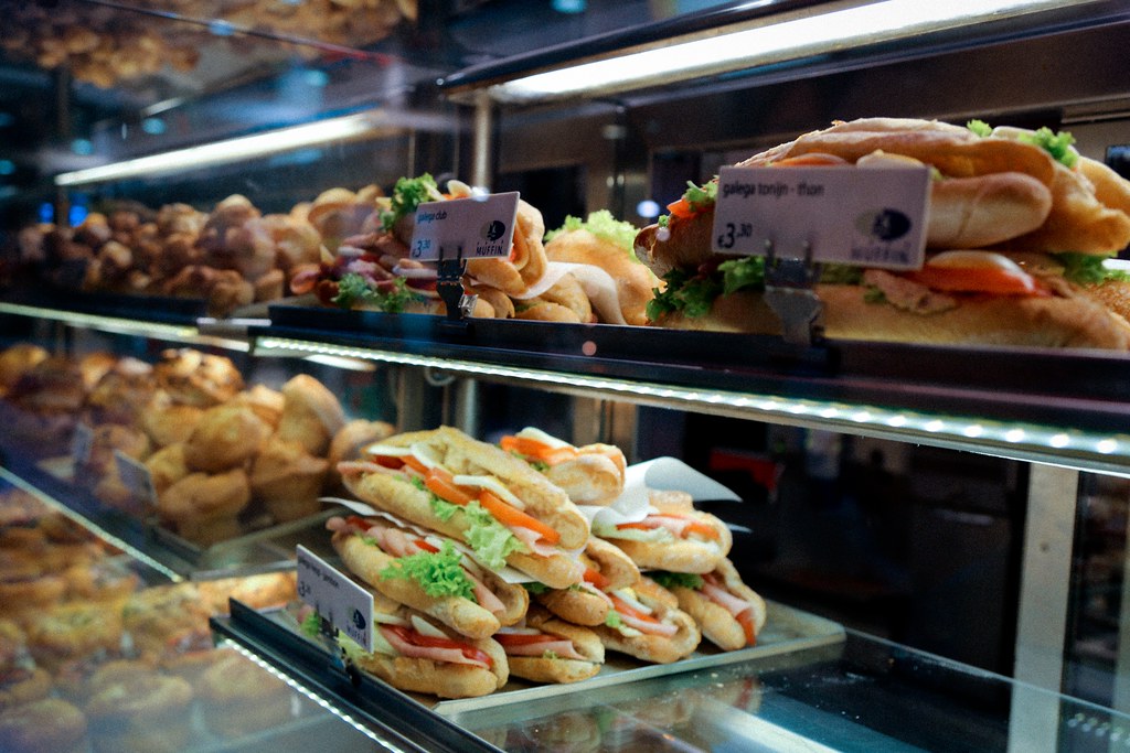 在歐洲旅行，大部份早午餐都是從車站裡的商店買三文治到火車上吃。