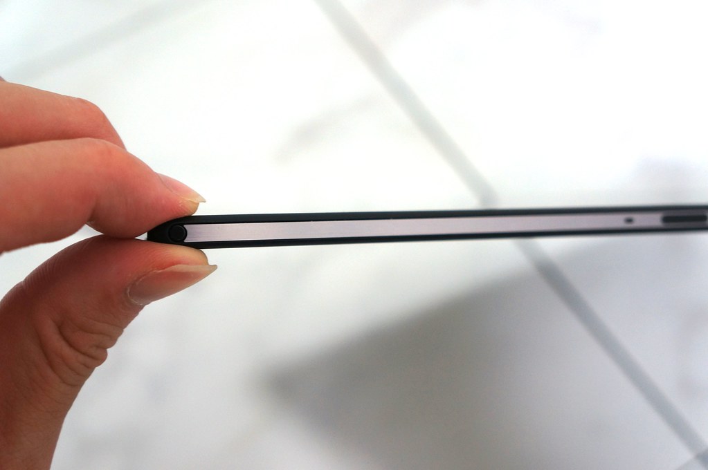 Xperia Z2 Tabletの極薄ボディ