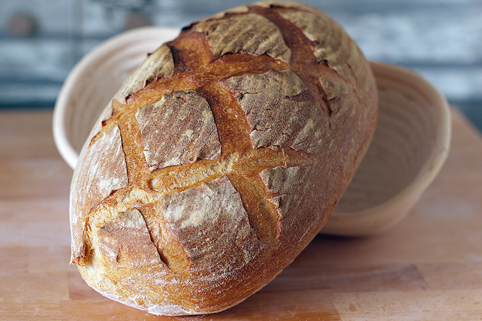 Подовой домашний хлеб. Круглый хлеб. Надрезы на Подовом хлебе. Красивый подовый хлеб. Домашний хлеб украшение.
