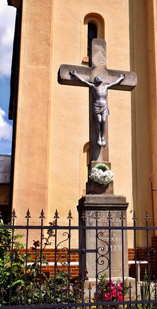 Kríž pred kostolom