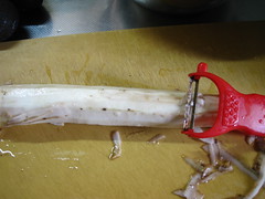 長芋はピーラーなどで皮を取り除きます