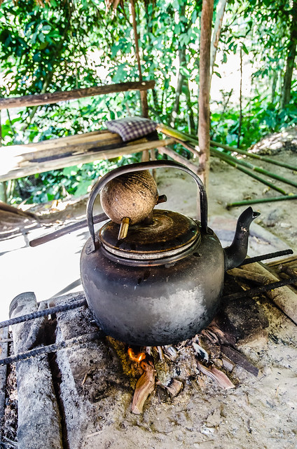Kettle to cook the pandan juice.