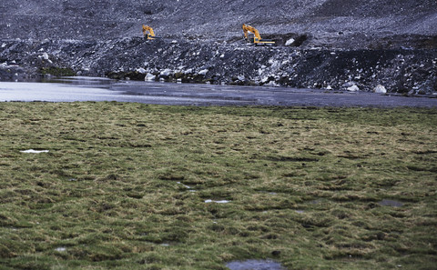 露天煤礦上的挖掘機。 在木里煤礦，煤炭的開採主要在雪山和河流間的草地上進行，給高山草甸和濕地帶來了嚴重的損害。 圖片拍攝於2014.06.20，©鄔海濤_綠色和平