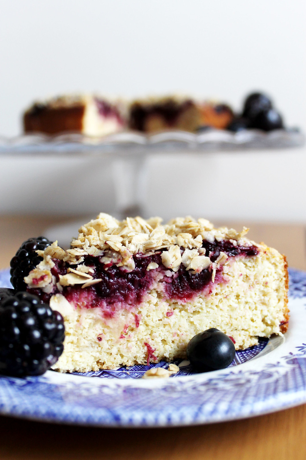summer berry crumble cake