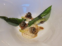 Escargots du Petit Mercey aux Sucs de Réglisse, Pain Végétal Juste Toasté & Étuvée de Côtes de Légumes, Un lait Battu